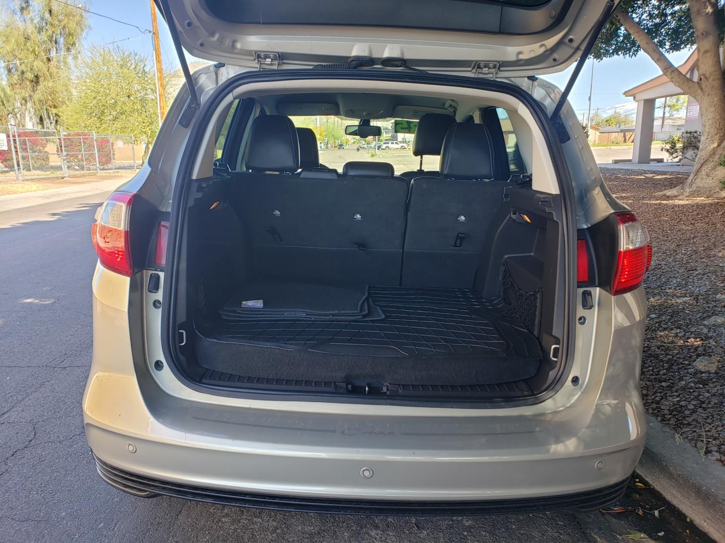 2015 /gray and black Ford C-Max Hybrid sel (1FADP5BU3FL) with an 2.0L L4 DOHC 16V engine, 6-Speed Automatic transmission, located at 323 E Dunlap Ave., Phoenix, AZ, 85020, (602) 331-9000, 33.567677, -112.069000 - 2015 Ford C-Max SEL,.......A Must See!!...... No accidents, Ice cold AC. The car is gorgeous inside and out. Power windows, Power door locks, Touch screen Stereo/Cd player, Phone sync, Bluetooth, Satellite compatible, Backup camera, Beautiful gray and black interior with black Leather seats, Incredi - Photo#17